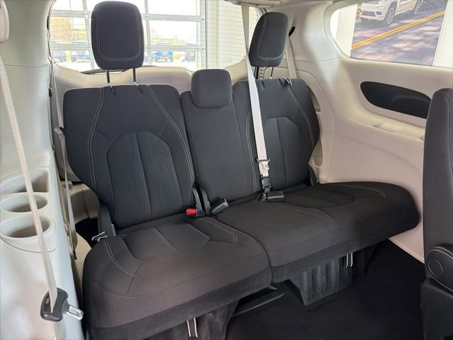 Used 2023 Chrysler Voyager LX FWD image 10