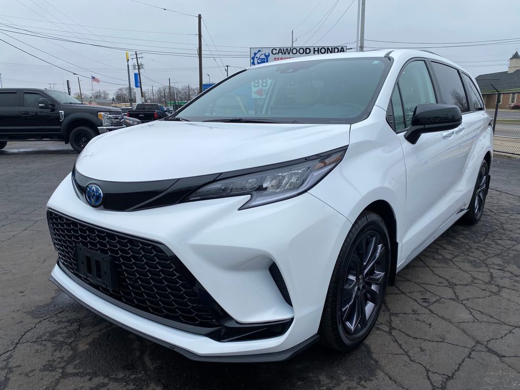 Used 2025 Toyota Sienna XSE image 7