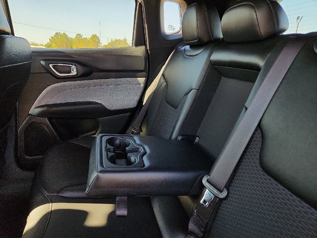 Used 2025 Jeep Compass Latitude AWD/4WD image 15