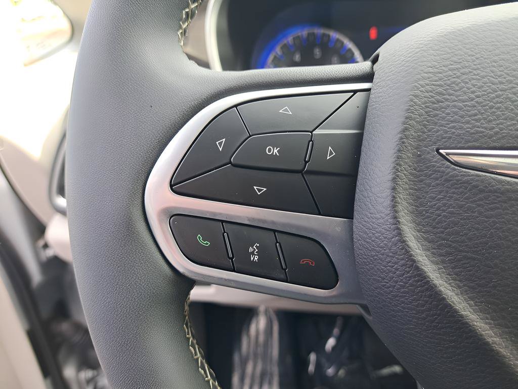 Used 2024 Chrysler Pacifica Limited FWD image 28