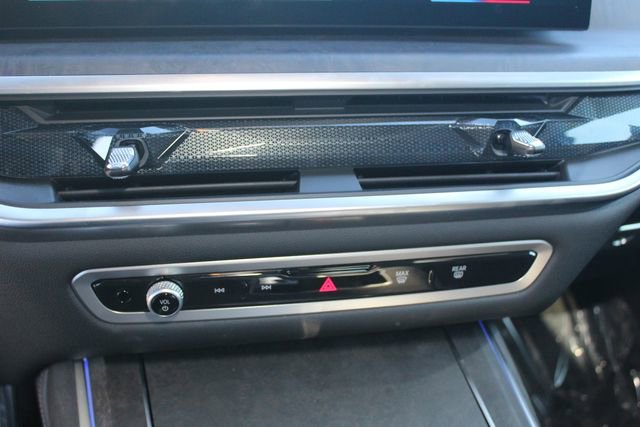 Used 2025 BMW X7 xDrive40i w/ M Sport Package image 16