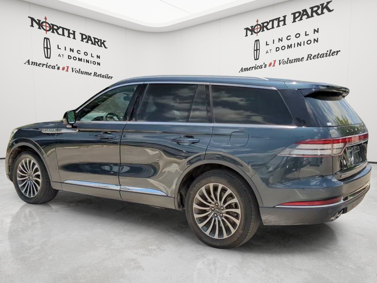 Used 2022 Lincoln Aviator Reserve w/ Equipment Group 201A RWD image 3