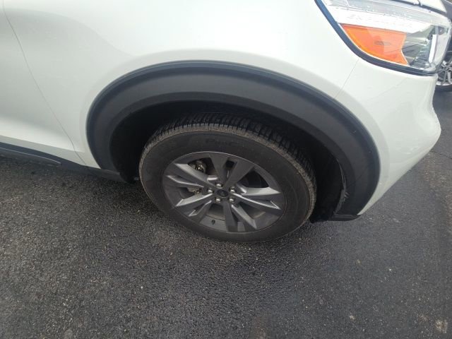 Used 2021 Ford Explorer XLT w/ Equipment Group 202A image 4