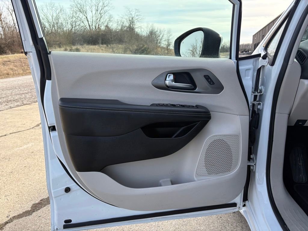 Used 2023 Chrysler Pacifica Touring-L image 19
