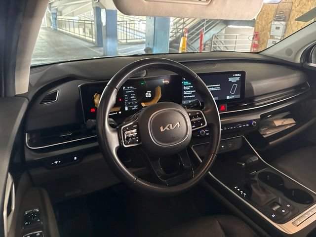 Certified 2025 Kia Carnival FWD image 6