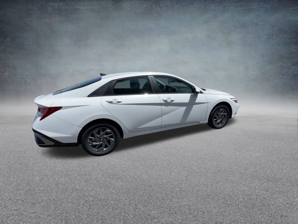 Used 2025 Hyundai Elantra Blue image 25