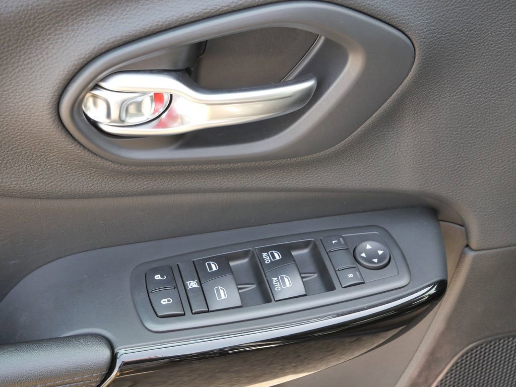 Used 2019 Jeep Cherokee Latitude Plus image 33