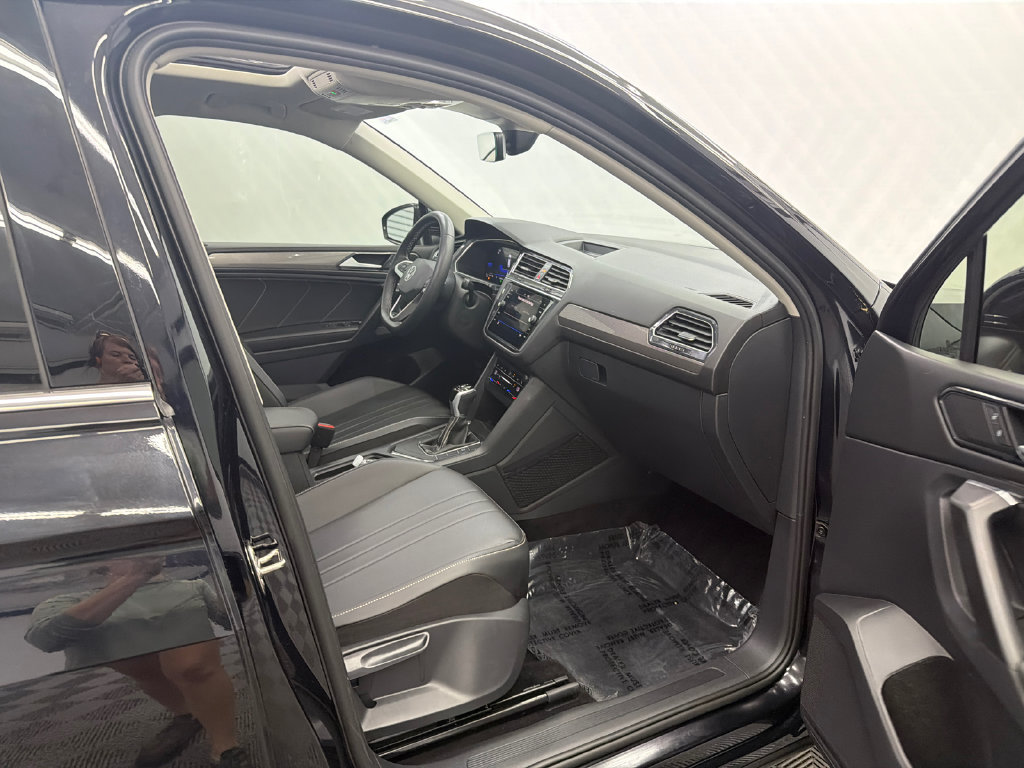 Used 2023 Volkswagen Tiguan SE w/ Panoramic Sunroof Package FWD image 14