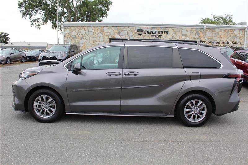 Used 2023 Toyota Sienna LE w/ LE Plus Package FWD image 4