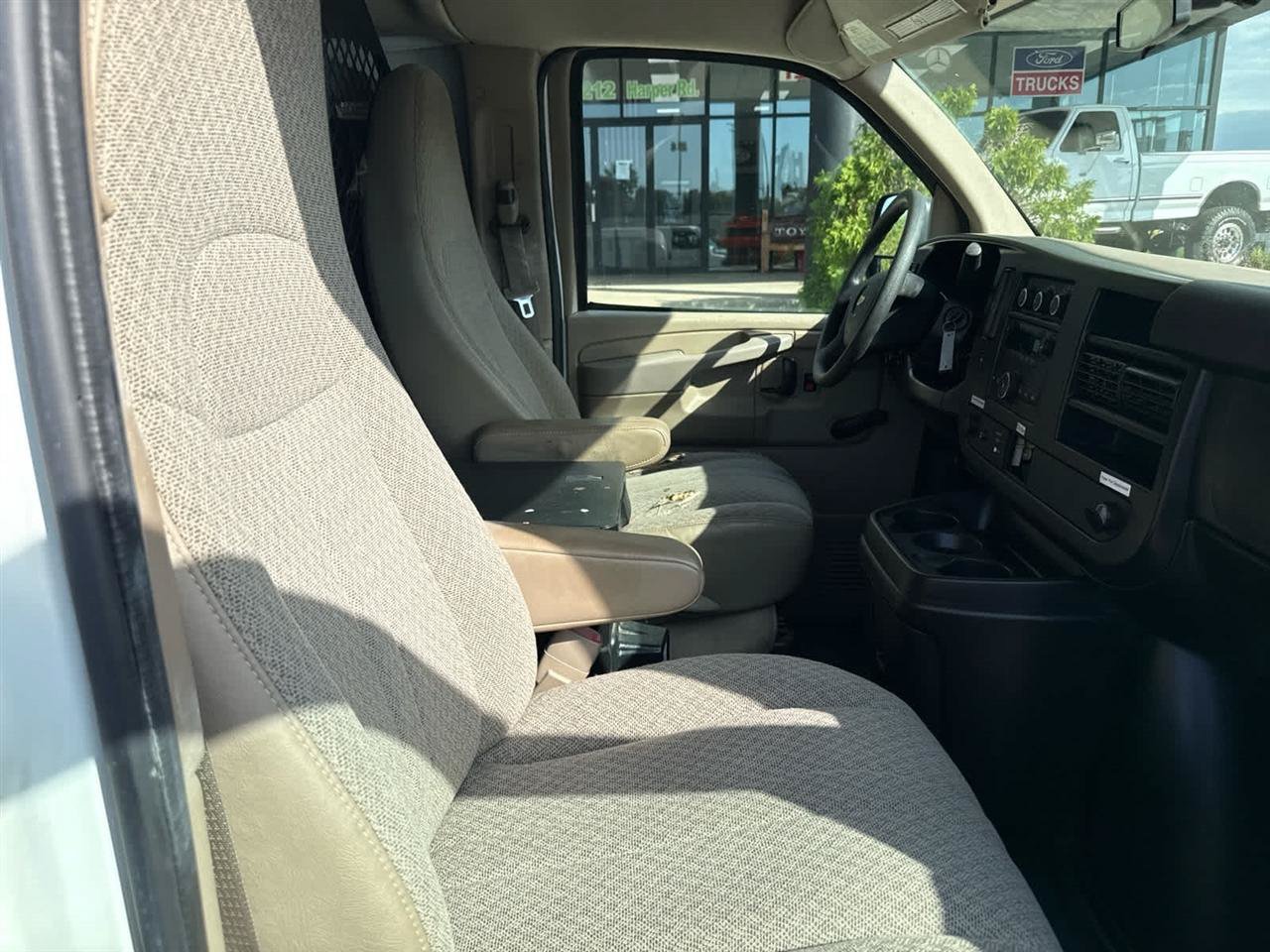 Used 2011 Chevrolet Express 2500 RWD image 17