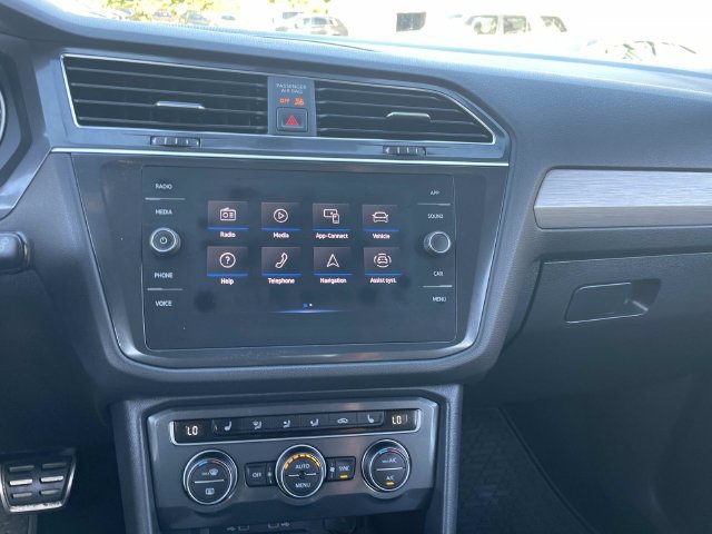 Used 2021 Volkswagen Tiguan SEL AWD/4WD image 25
