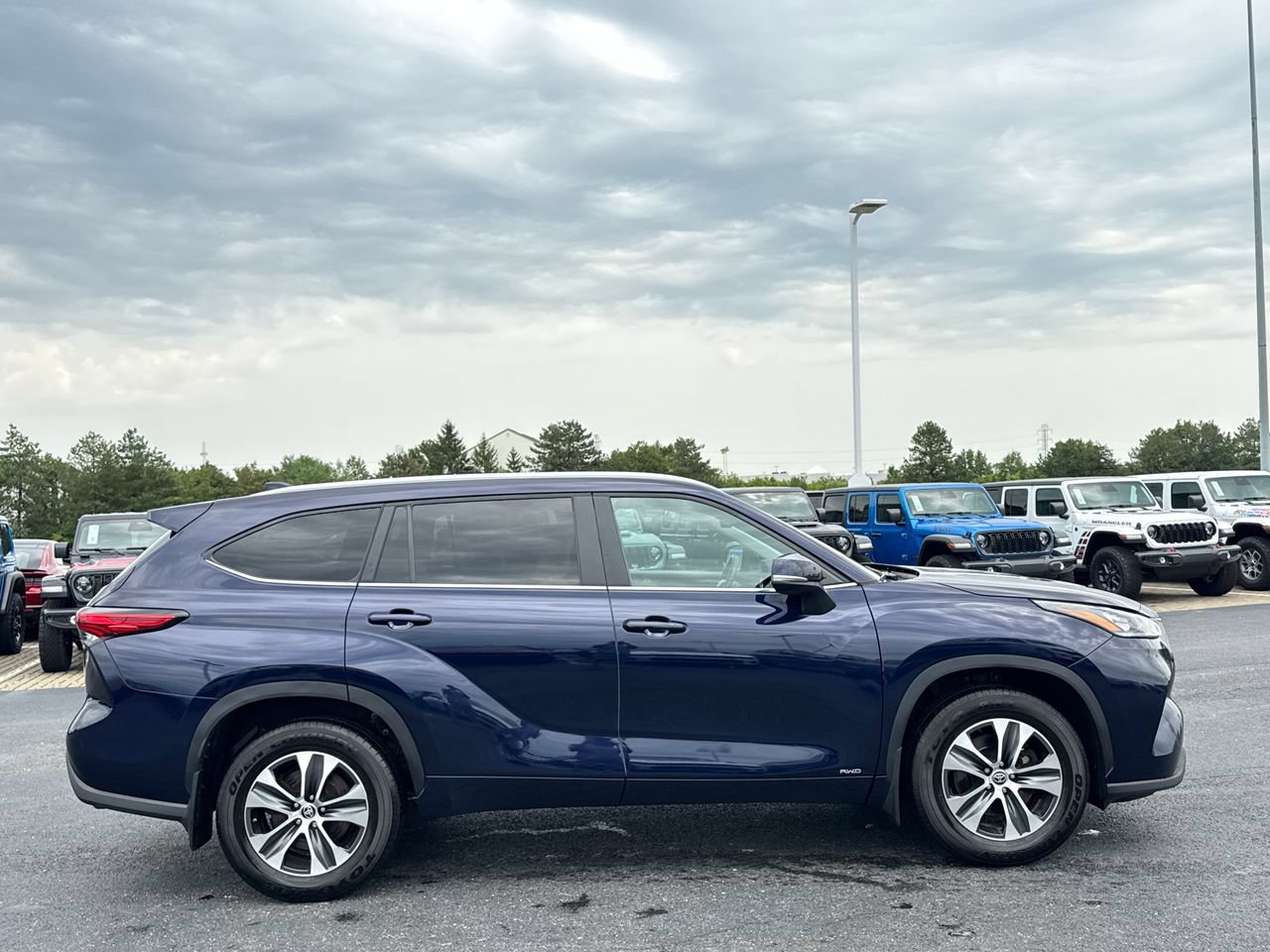 Used 2023 Toyota Highlander XLE AWD/4WD image 2