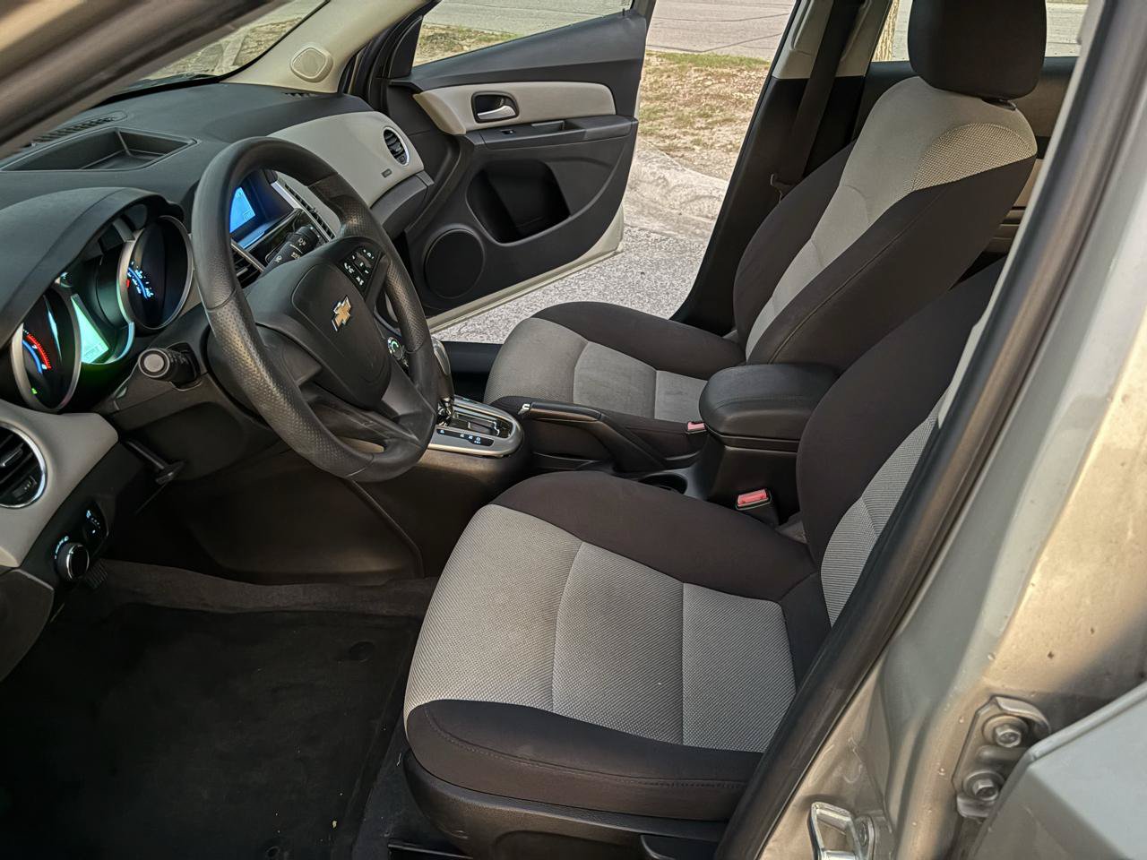 Used 2013 Chevrolet Cruze LS FWD image 12
