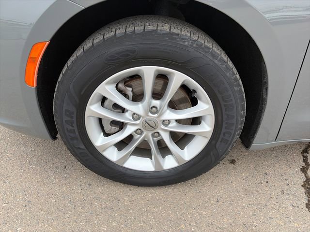 Used 2022 Chrysler Pacifica Touring AWD/4WD image 13