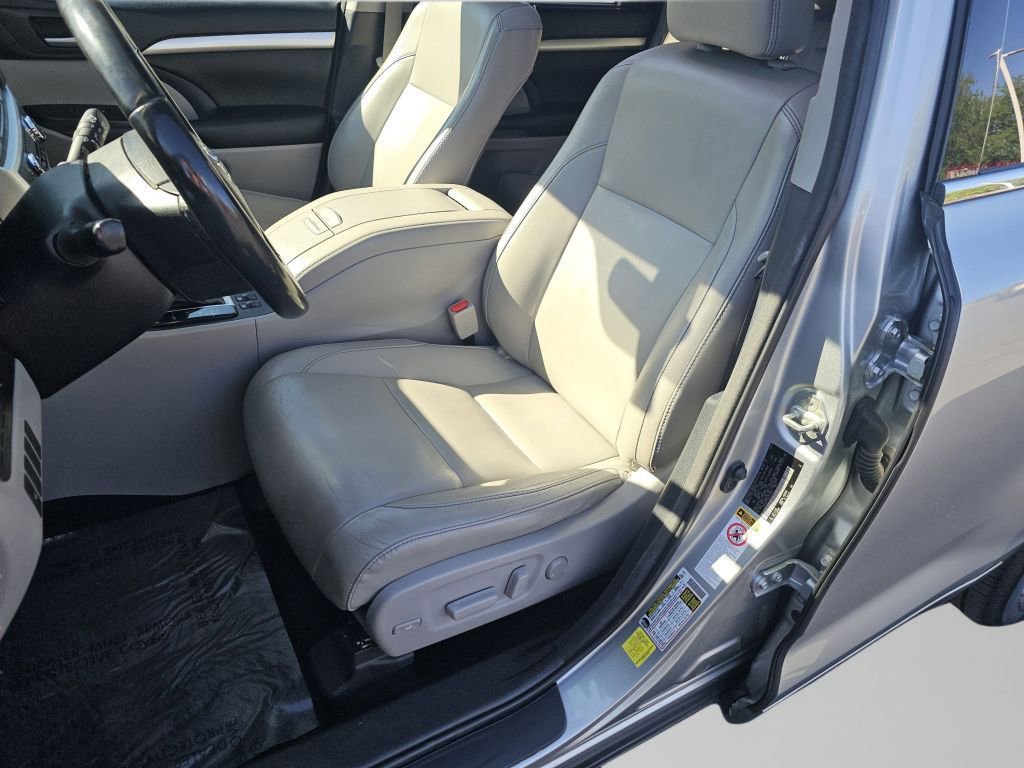 Used 2018 Toyota Highlander XLE AWD/4WD image 6
