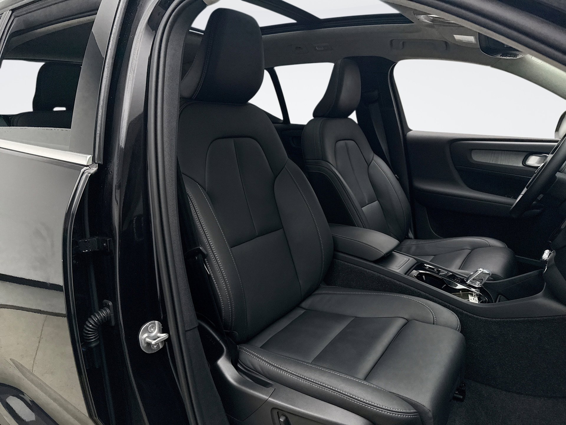 Used 2025 Volvo XC40 B5 Plus image 17