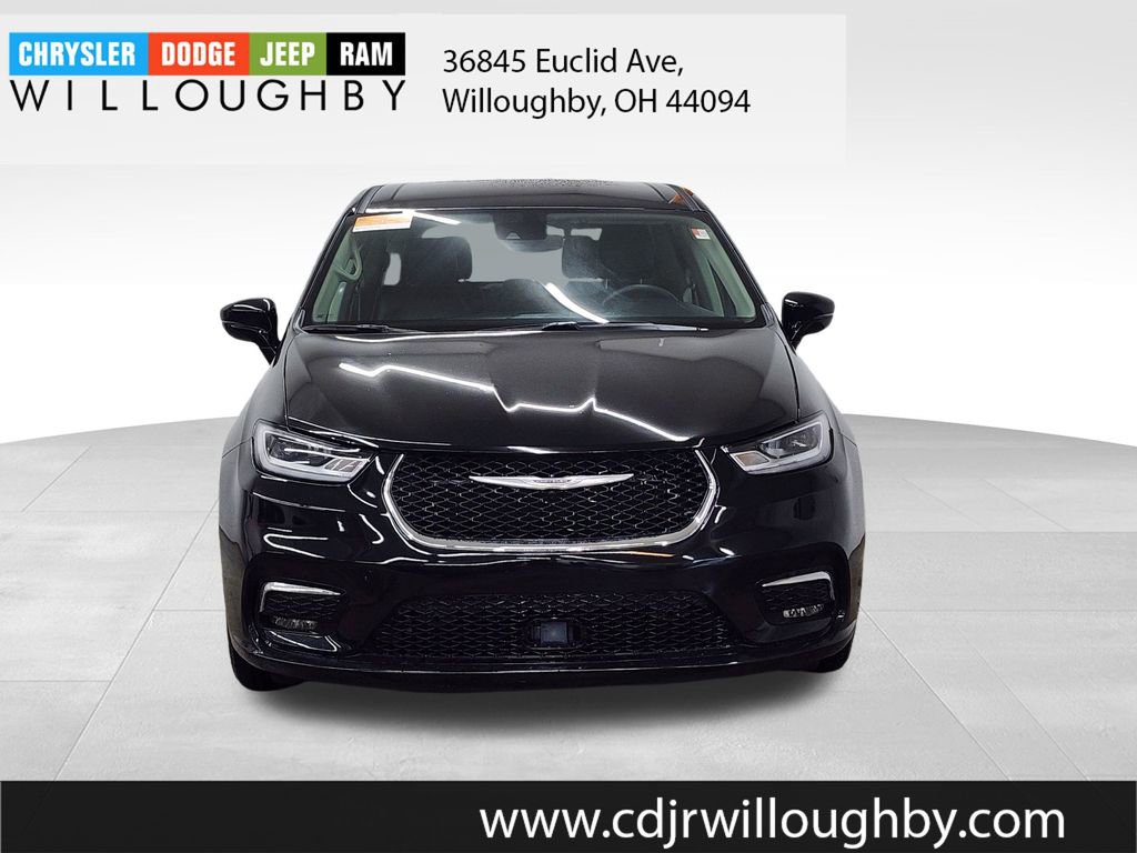 Used 2024 Chrysler Pacifica Touring-L image 2