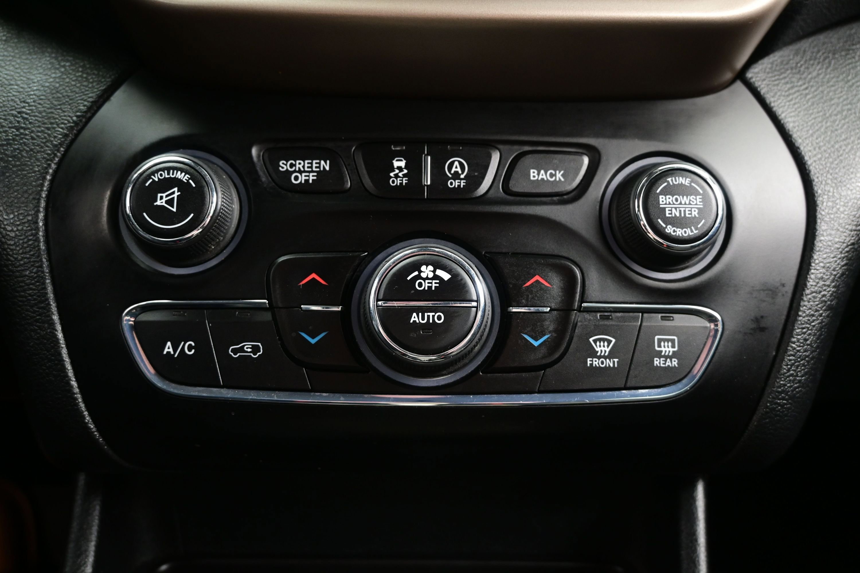 Used 2016 Jeep Cherokee Latitude w/ Comfort/Convenience Group image 19