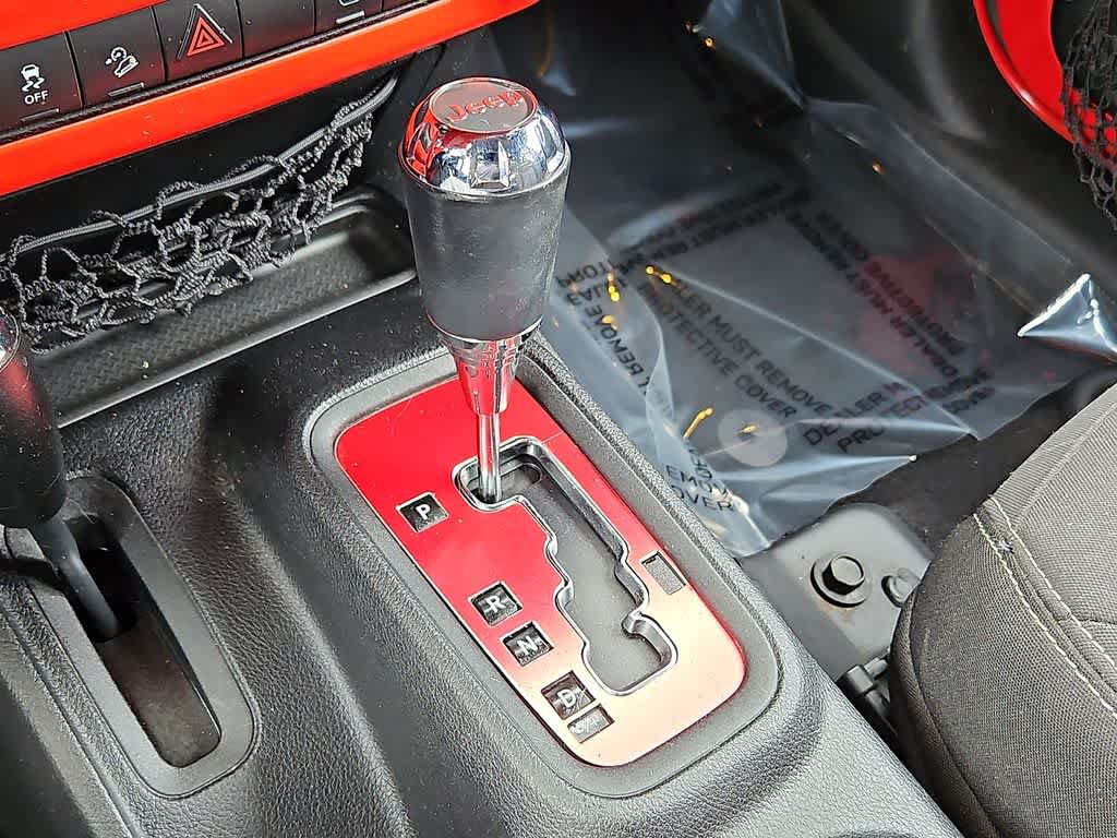 Used 2014 Jeep Wrangler Unlimited Sahara w/ Connectivity Group AWD/4WD image 13