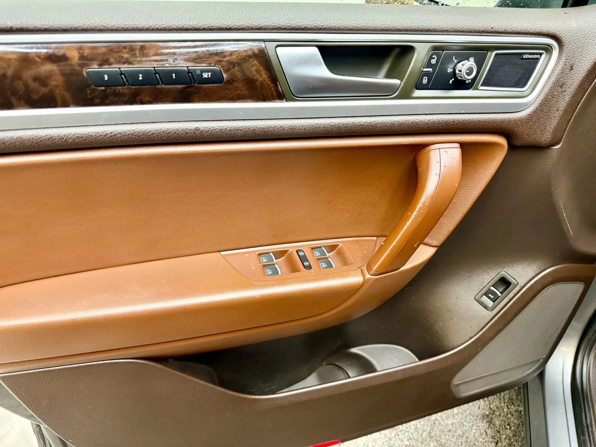 Used 2013 Volkswagen Touareg TDI image 10