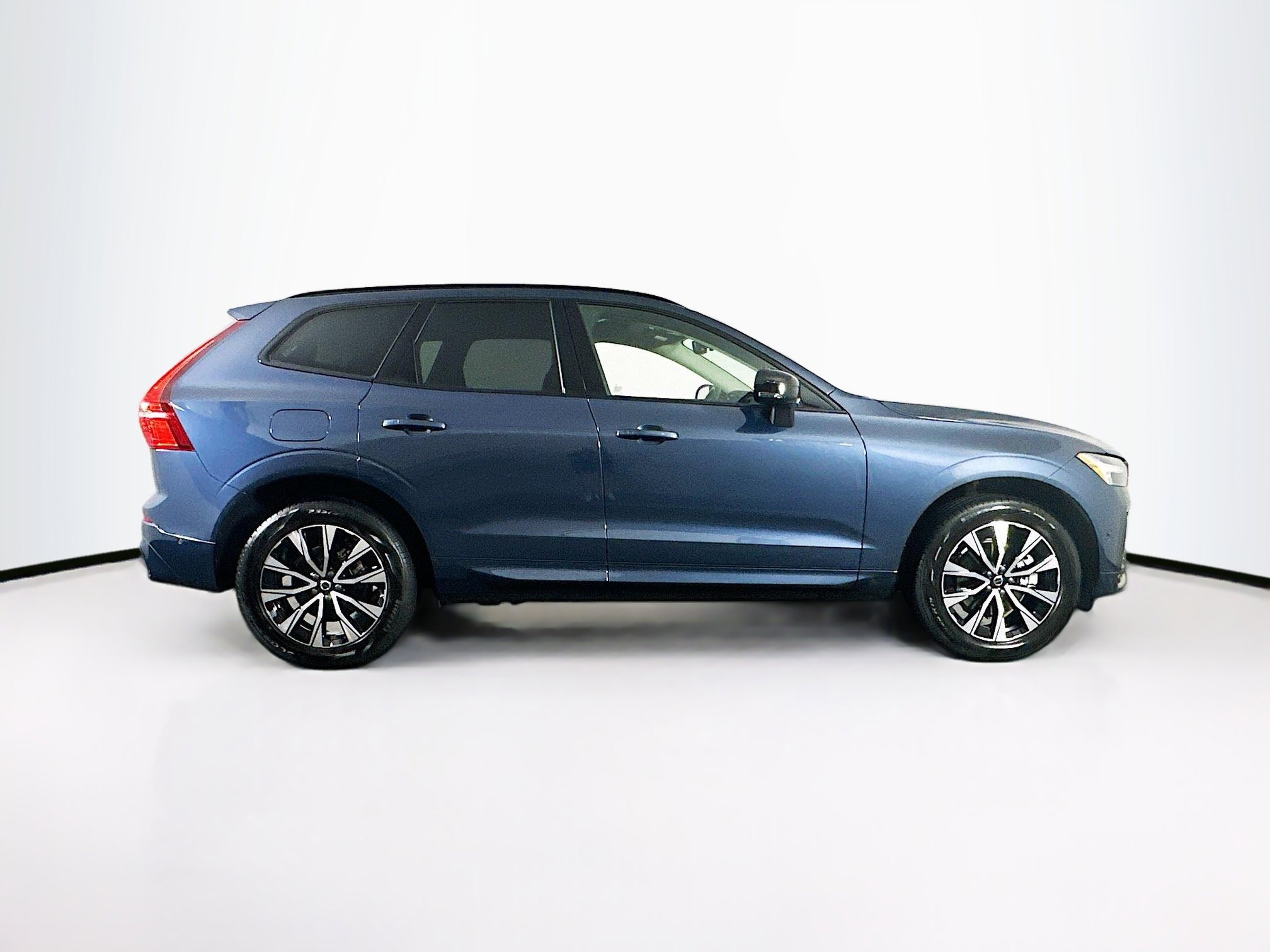 Used 2025 Volvo XC60 B5 Plus image 10