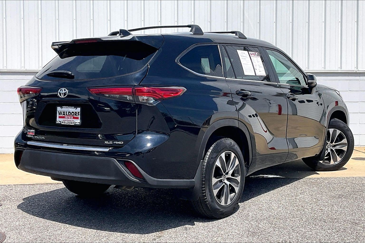 Used 2023 Toyota Highlander XLE AWD/4WD image 17