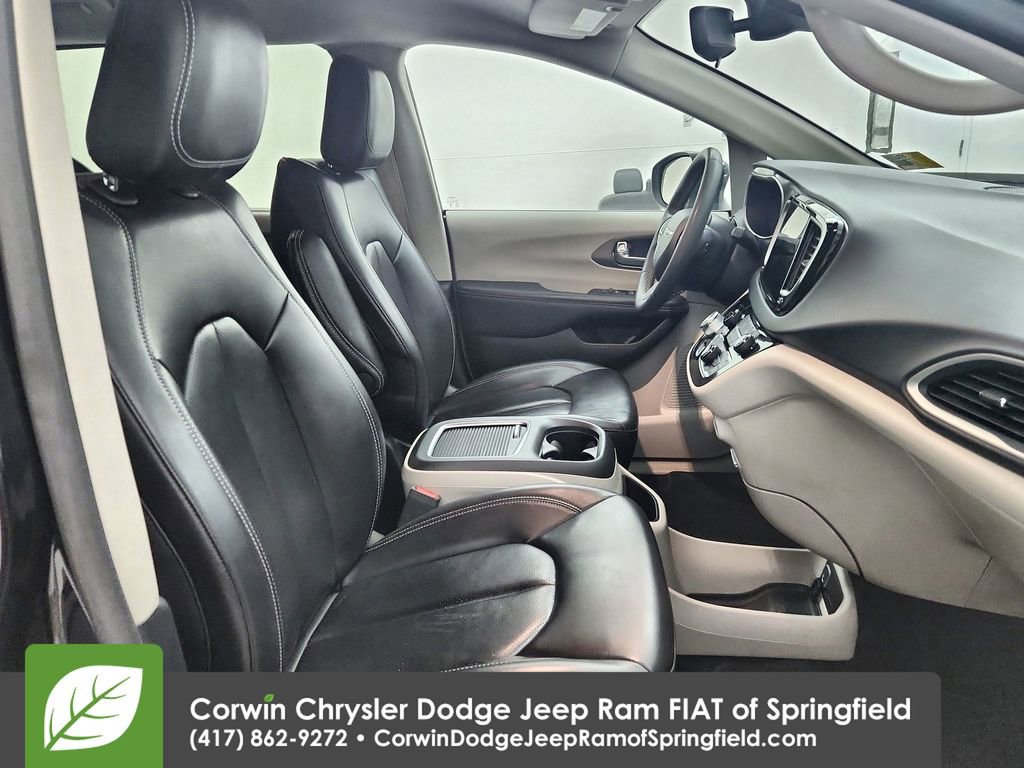 Used 2023 Chrysler Pacifica Touring-L image 31