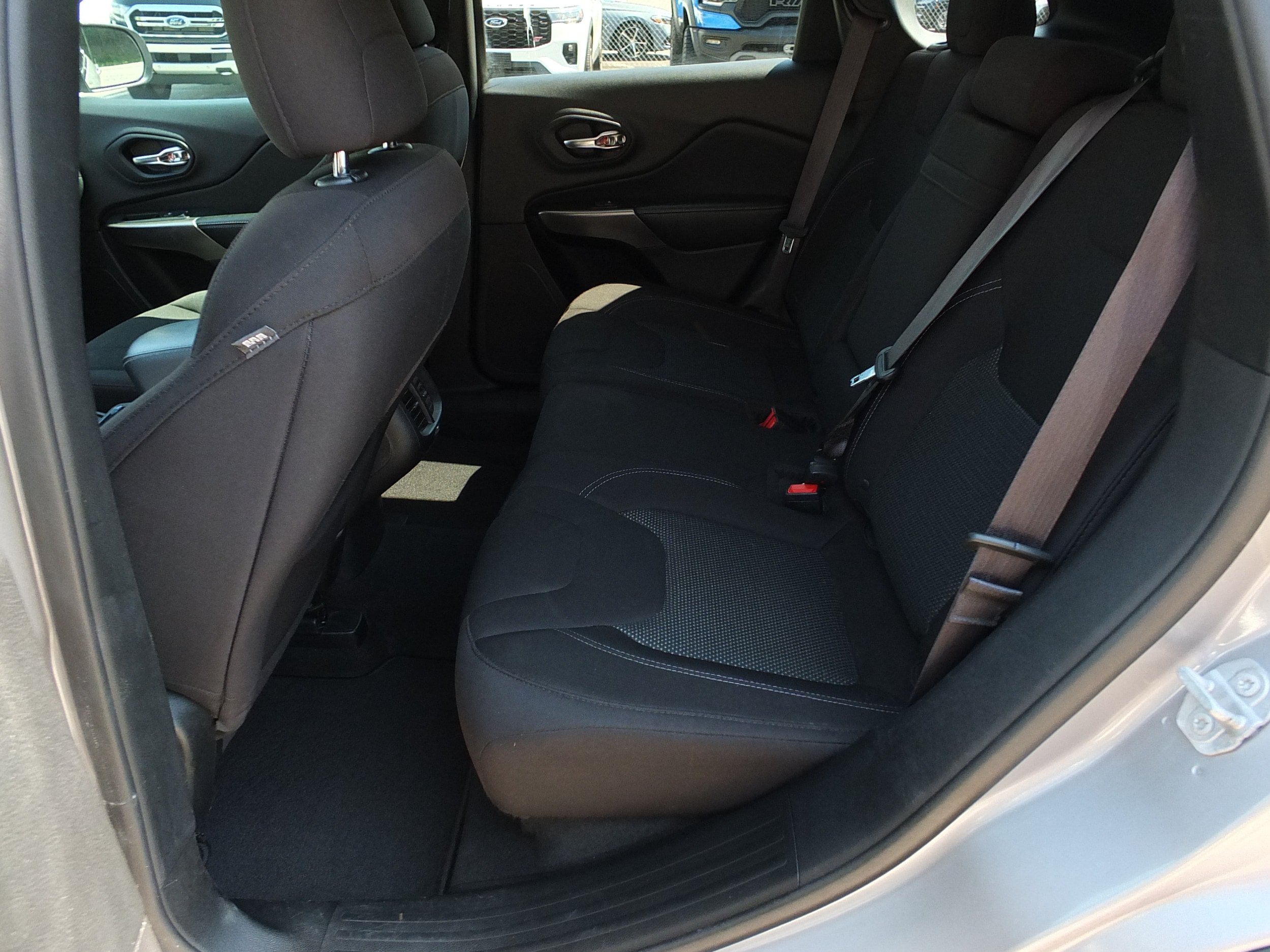 Used 2019 Jeep Cherokee Latitude w/ Popular Appearance Group FWD image 12