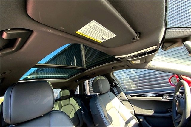Used 2025 Porsche Macan image 32