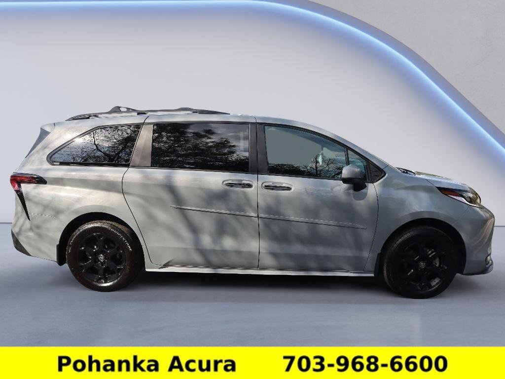 Used 2025 Toyota Sienna XLE Woodland Edition image 8