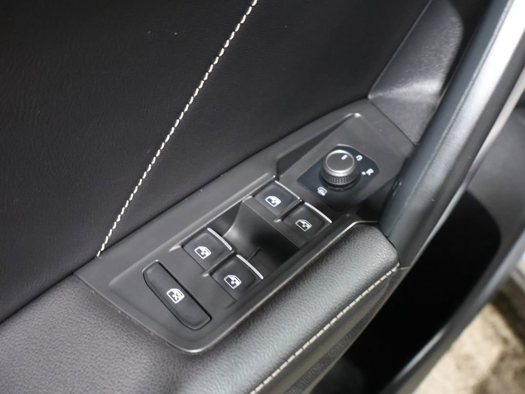 Used 2022 Volkswagen Tiguan SE image 16