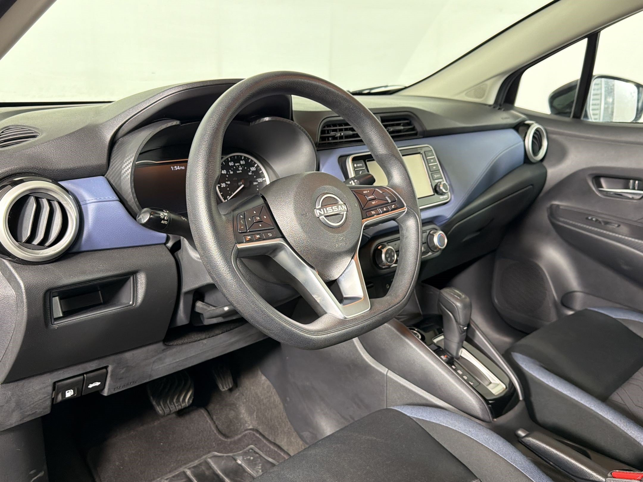 Used 2023 Nissan Versa SV FWD image 3