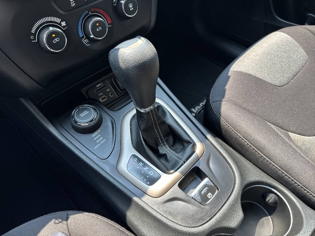 Used 2015 Jeep Cherokee Sport AWD/4WD image 37