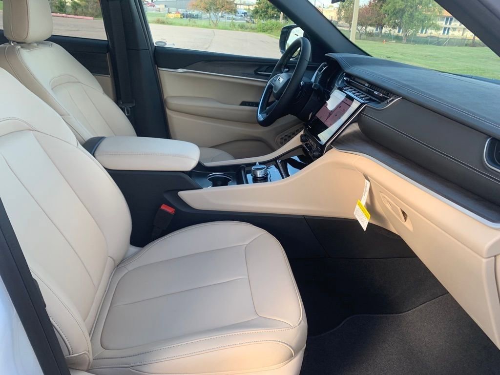 Used 2025 Jeep Grand Cherokee Limited image 31