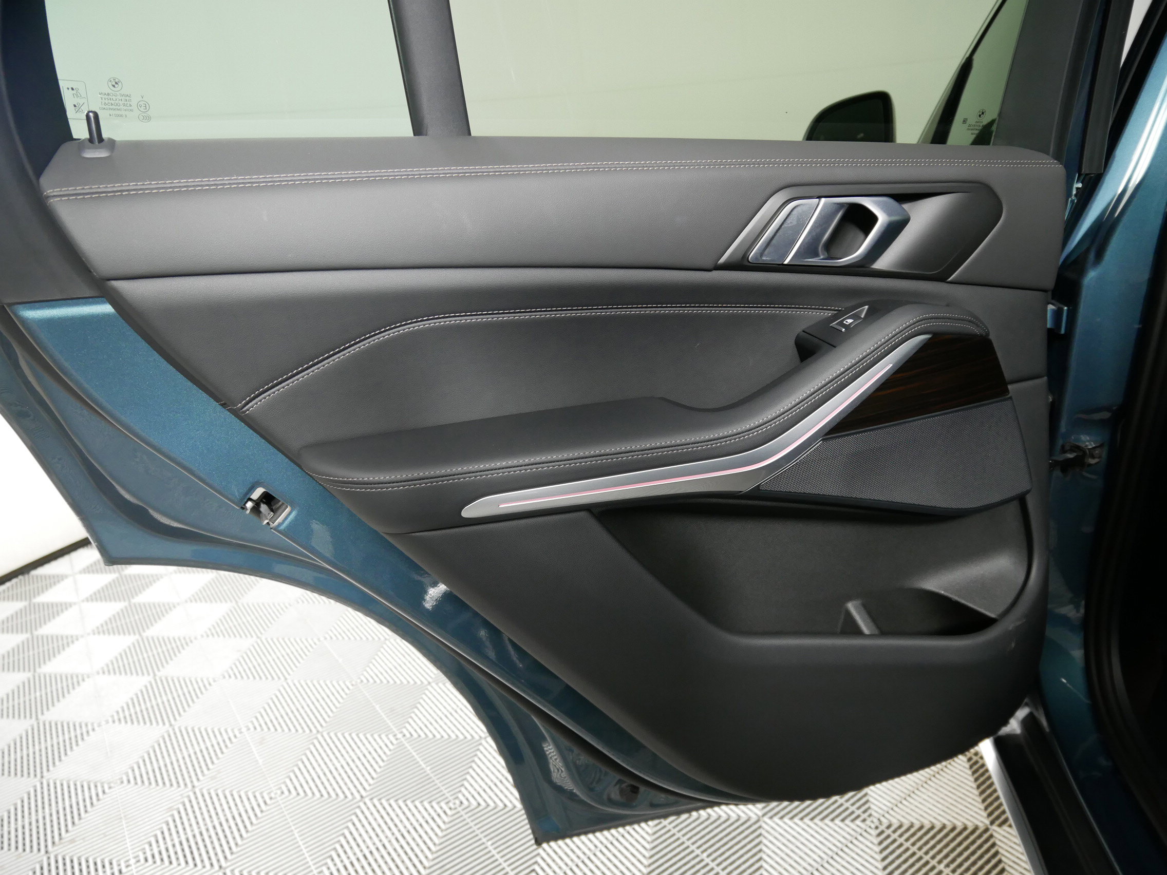 Used 2024 BMW X5 xDrive50e w/ Parking Assistance Package image 12