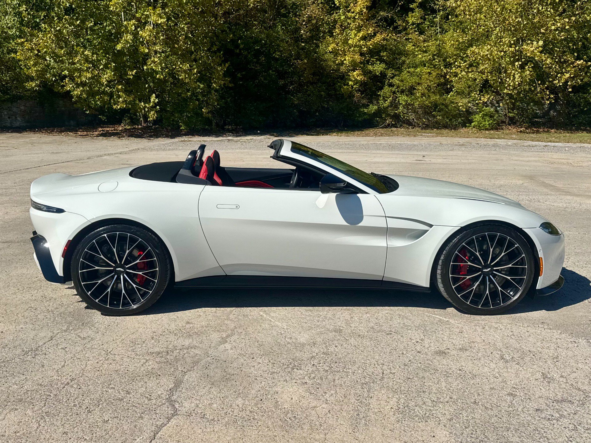 Used 2023 Aston Martin V8 Vantage Roadster RWD image 5
