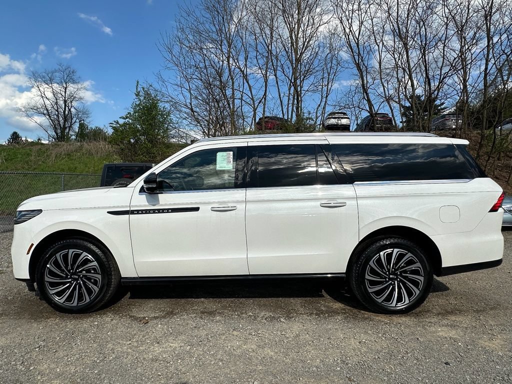 New 2025 Lincoln Navigator L Black Label AWD/4WD image 2