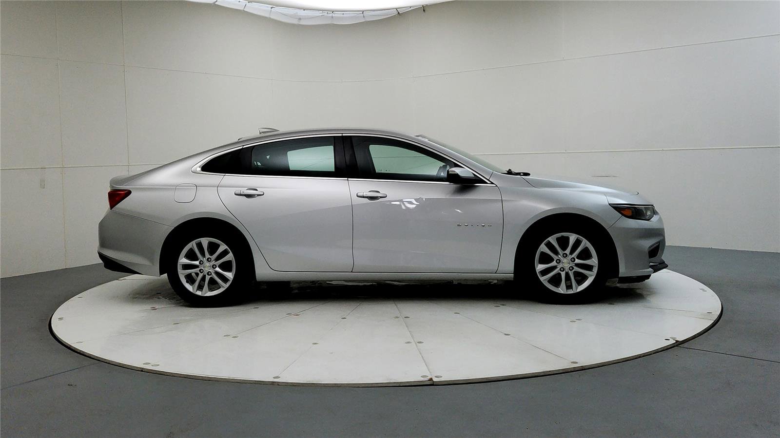 Used 2016 Chevrolet Malibu LT image 9