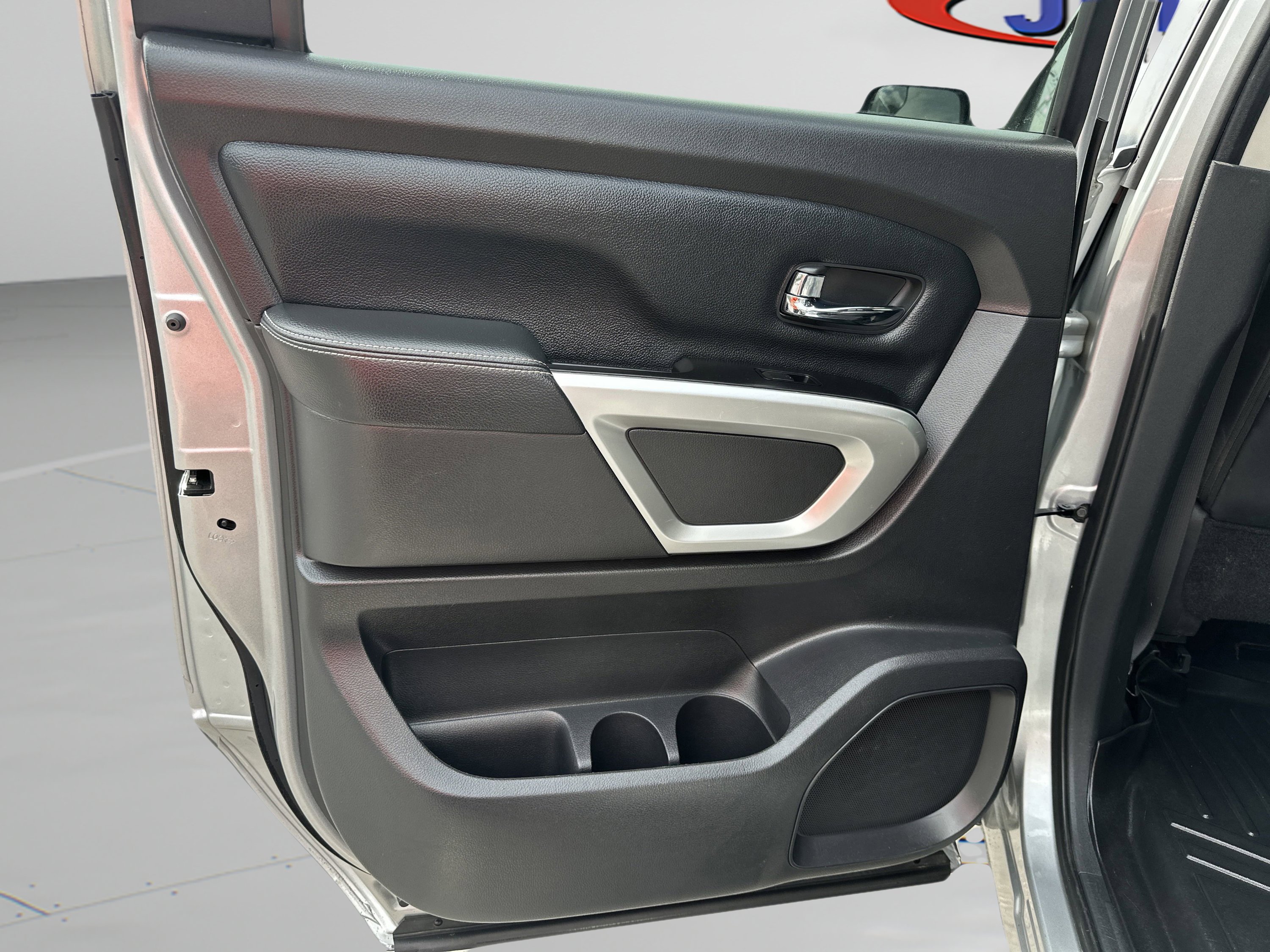 Used 2017 Nissan Titan PRO-4X image 17