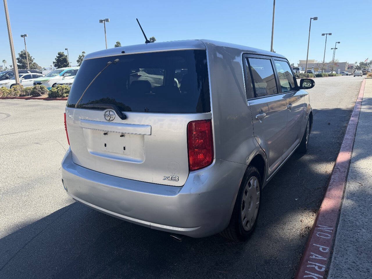 Used 2010 Scion xB FWD image 3