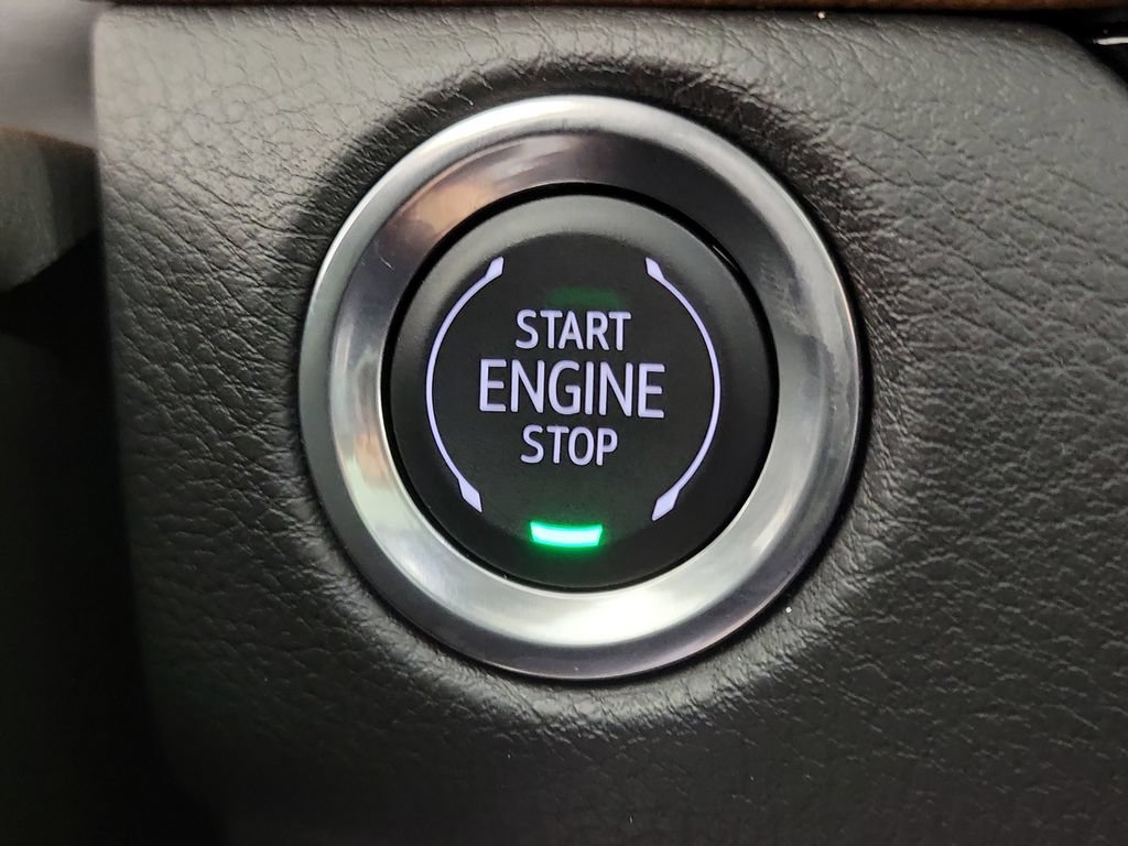 Certified 2025 Cadillac XT4 Sport FWD image 29