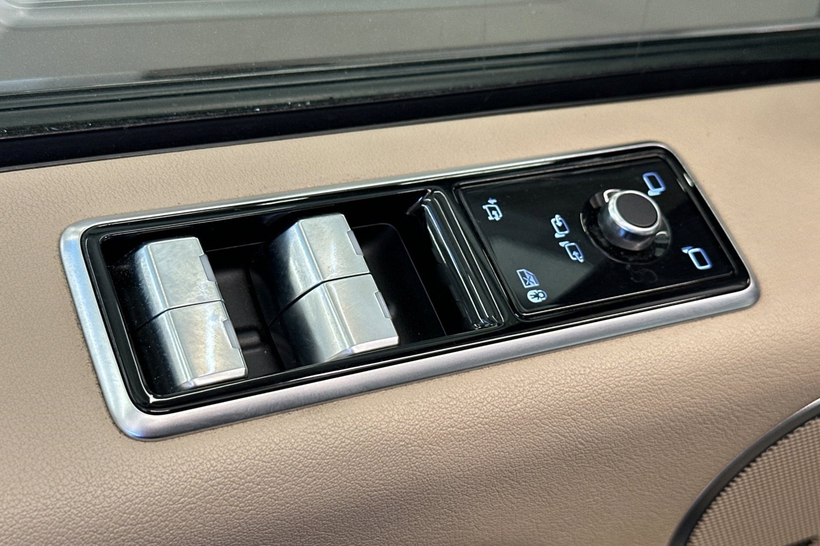 Used 2020 Land Rover Range Rover HSE image 15