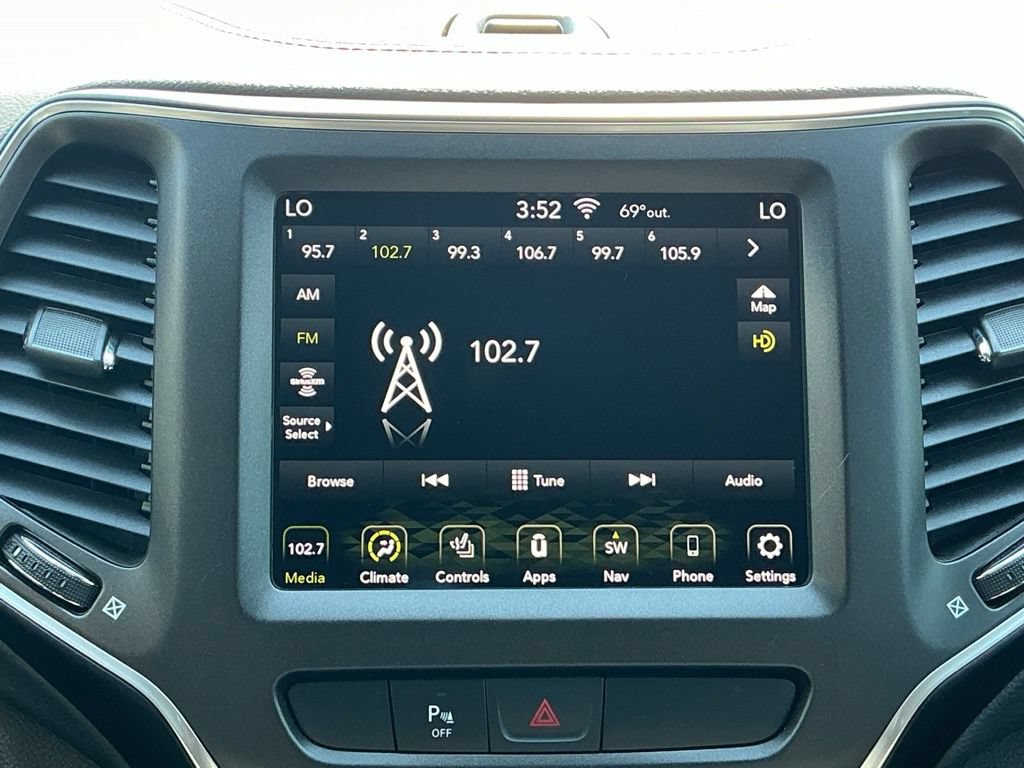 Used 2020 Jeep Cherokee Trailhawk AWD/4WD image 32