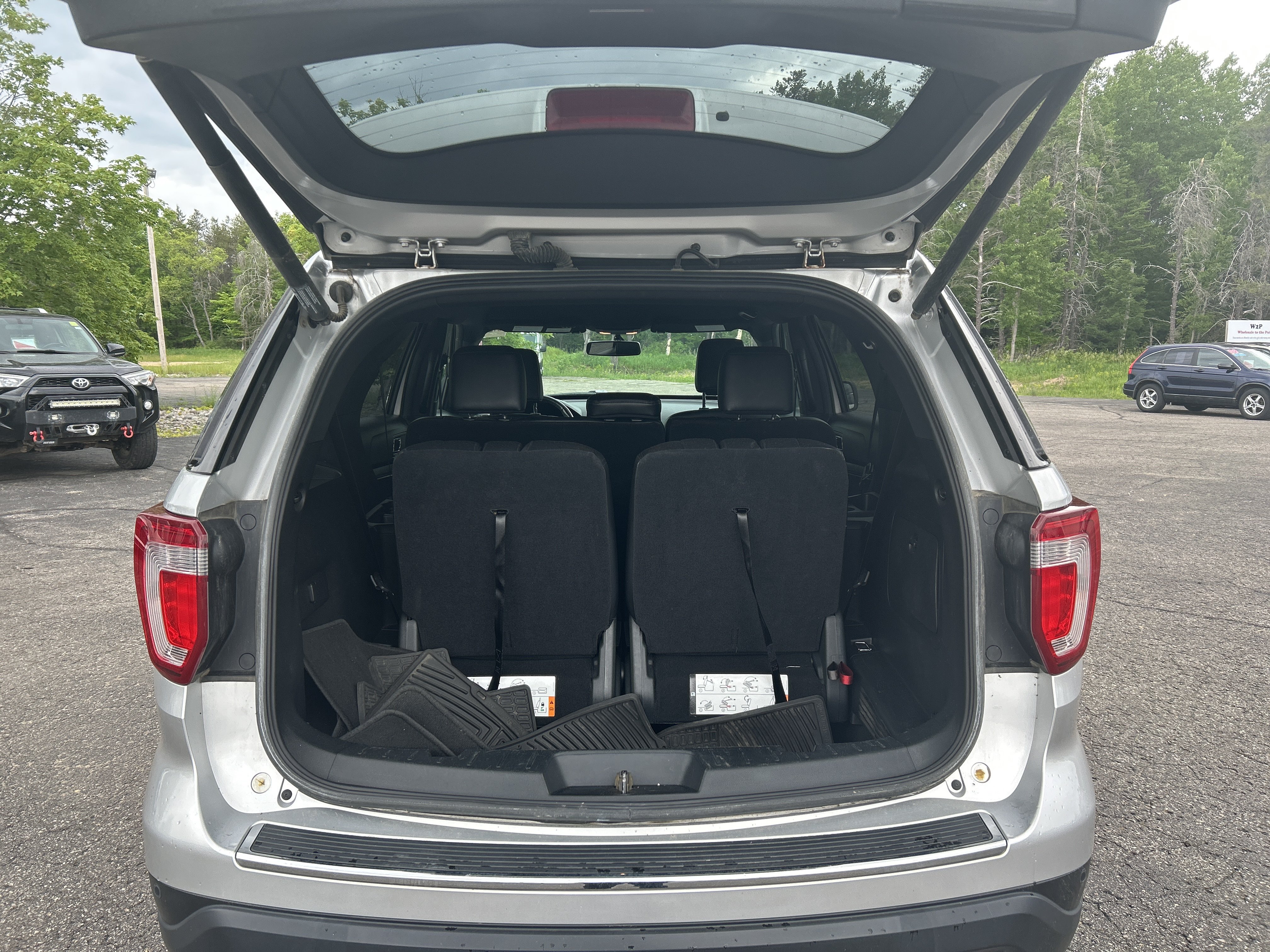 Used 2018 Ford Explorer XLT w/ Equipment Group 202A AWD/4WD image 12