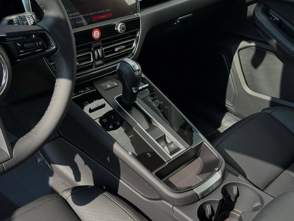 Certified 2025 Porsche Macan AWD/4WD image 27