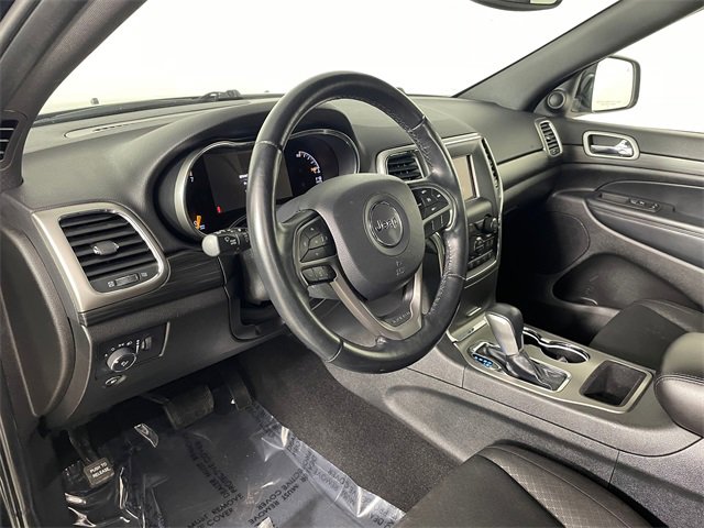 Used 2021 Jeep Grand Cherokee Laredo image 3