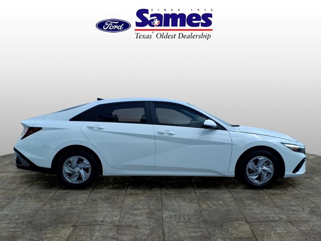 Used 2026 Hyundai Elantra SE FWD image 2