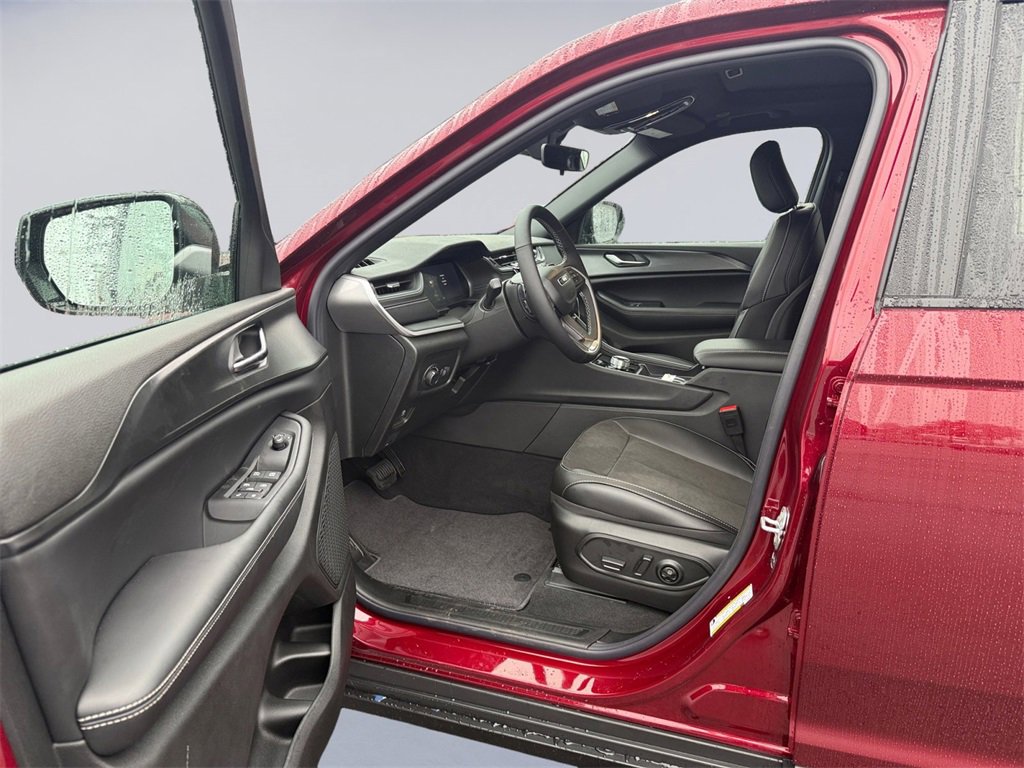 New 2025 Jeep Grand Cherokee Altitude image 10