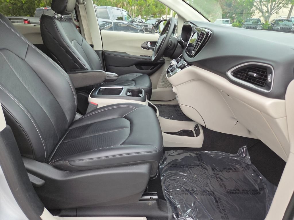 Used 2024 Chrysler Pacifica Touring-L FWD image 15