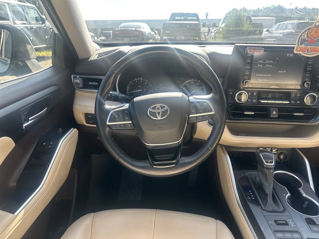Used 2020 Toyota Highlander XLE AWD/4WD image 17
